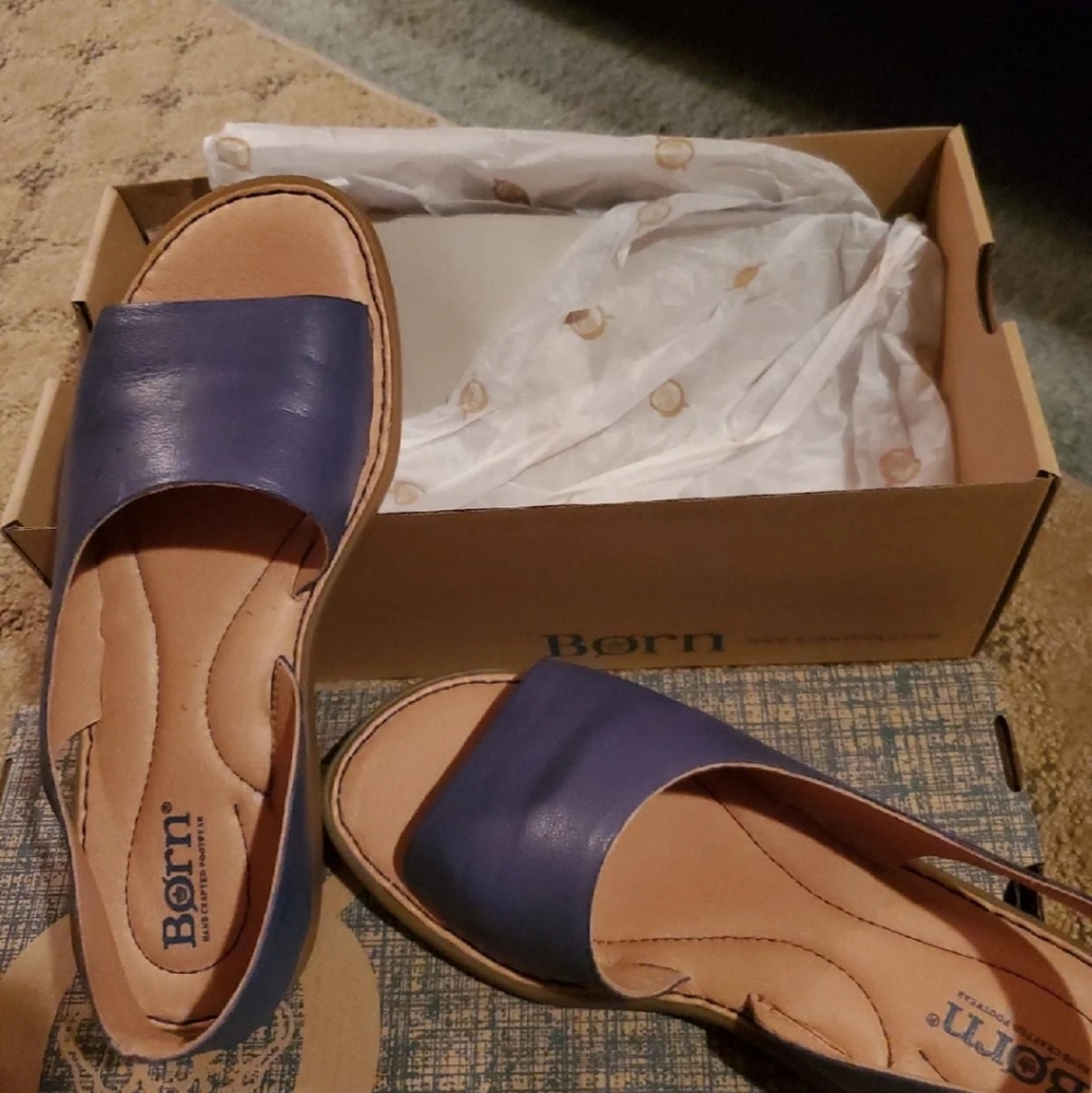 Born Leather Sandals.  Size 6. Navy.